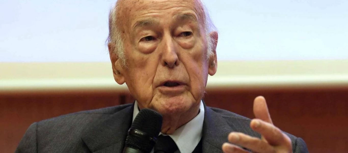 «Αυτά δεν έχουν ηλικίες»: Ο Ζισκάρ ντ'Εστέν θώπευσε δημοσιογράφο στα 92 του και αυτή τον κατήγγειλε